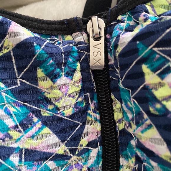VSX by Victoria’s Secret Geometric Print “Knockout” Zip-Front Sports Bra - Picture 2 of 9